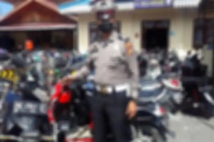 Kacau, dua pemotor pengawal ambulans diamankan pihak kepolisian karena memacu motornya dengan kebut-kebutan.