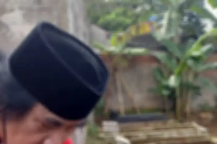 Jaja Miharja mengunggah foto duka di Instagram pribadinya. Dalam foto itu, mata pedangdut senior ini terpejam di sisi makam.