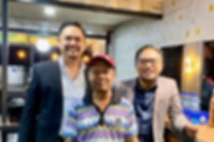 Foto Yosef Hidayah atau Yosef Subang tersenyum bersama pengacaranya diunggah di media sosial. 