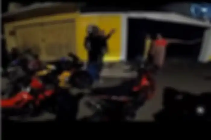 Viral video power of emak-emak berdaster, bawa sapu mengusir pemotor yang berknalpot racing di depan rumahnya.