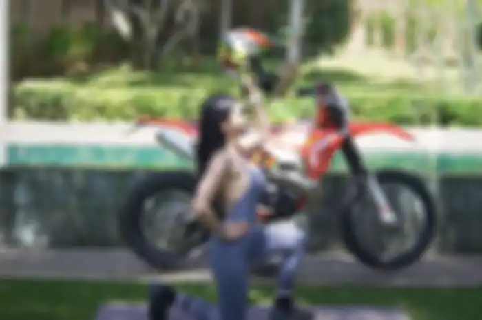 Bikin lemes, aksi artis cantik Maria Vania pakai baju seksi naik-turun kasih tips olahraga untuk para pemotor.