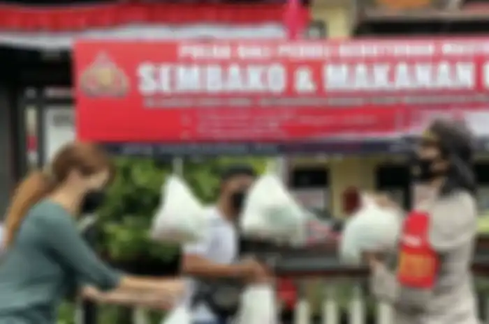 Foto Tamara Bleszynski membantu Polda Bali memberikan sembako kepada warga saat pandemi Covid-19 mencapai puncaknya.