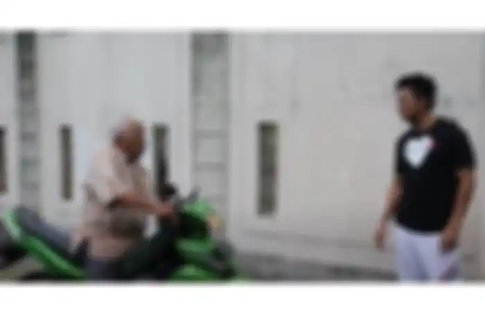 Viral video artis Baim Wong marahi kakek-kakek mengendarai motor dikira pengemis, langsung ramai dibahas netizen.