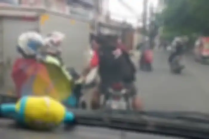 Viral, video biker pengawal ambulans diludahi dan hampir saja baku hantam dengan seorang pemotor di Cikarang, Kabupaten Bekasi, Jawa barat.