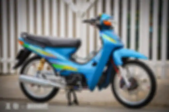 Honda Supra X lawas dapat modifikasi elegan, kelir mencolok aksesoris hedon. 