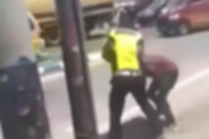 Bikin geger, seorang oknum Polisi kejam memukuli pemotor sampai menderita luka memar di sekujur tubuhnya.