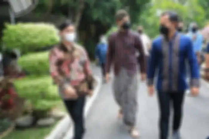 Saat pamer foto jalan bareng Ganjar Pranowo dan Bima Arya, Gibran bikin netizen Tanah Air menangis. Begini ceritanya