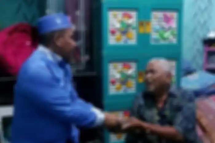 Foto tampang memelas kakek Suhud saat menerima bantuan dari Haji Sasa beredar di media sosial. Tetangga bongkar kebohongan kakek Suhud.