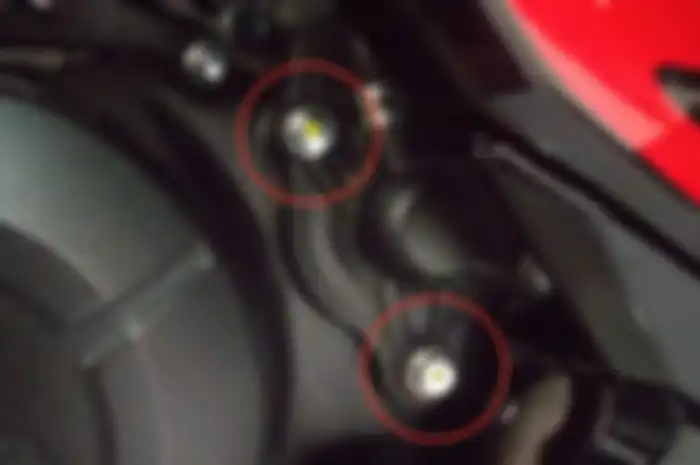 Terdapat titik berwarna pada baut motor yang masih baru