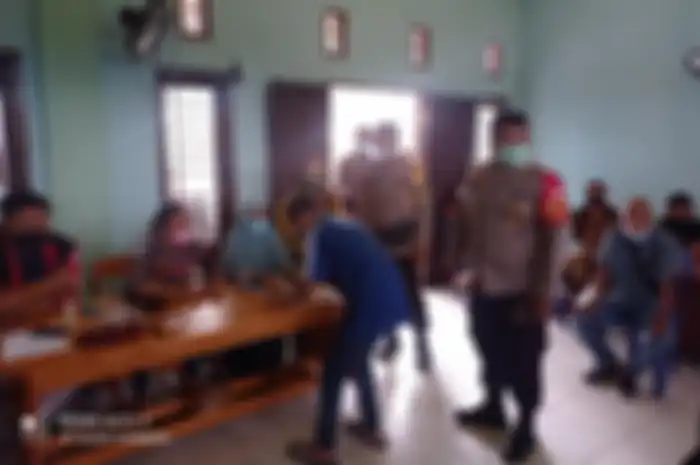 Foto tampang Kapolsek Parigi Iptu IDGN banyak dicari netizen di media sosial usai kabar pencopotan jabatan oknum polisi ini diliput berbagai media.