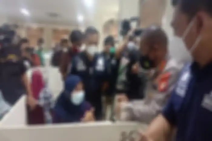 Suasana saat polisi gerebek kantor pinjaman online ilegal.