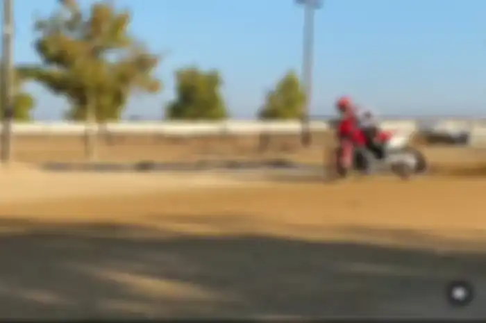 Bikin ngilu, melihat video pembalap tim Repsol Honda, Marc Marquez latihan pakai motor 2-tak jelang MotoGP Emilia Romagna 2021.