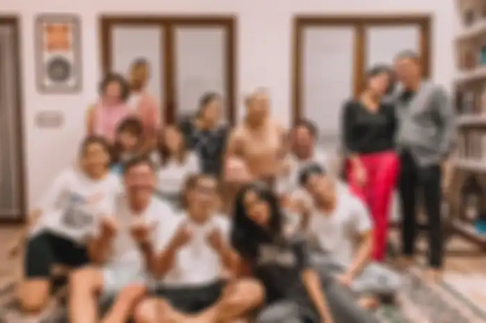Foto Gisel menikmati tahun baru bareng geng artisnya diserbu netizen yang menghujaninya dengan beragam komentar negatif.