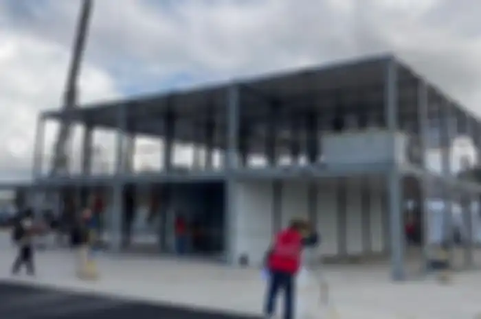 Jelang WorldSBK Indonesia 2021, bangunan paddock sirkuit Mandalika di Lombok, NTB, dikebut siang dan malam.