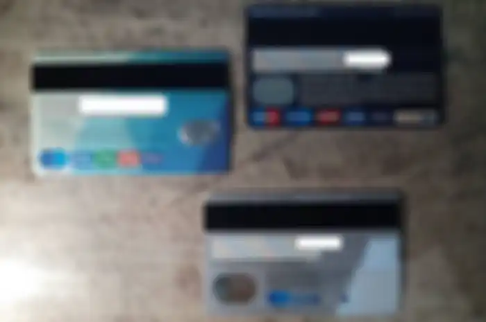 Ilustrasi kartu ATM magnetic stripes, buruan ganti ke kartu ATM chip khususnya nasabah BCA dan BNI.