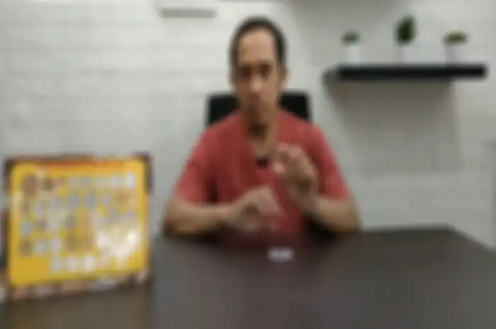 Seorang kolektor mencari uang koin Rp 1000 dengan ciri ini.