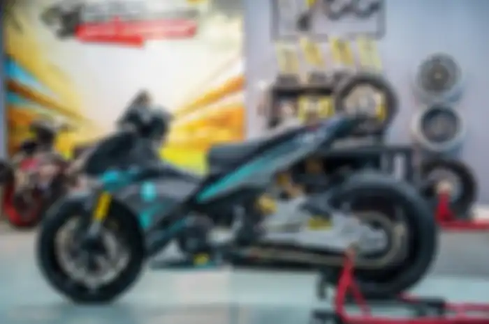 Modifikasi motor Yamaha MX King pasang livery Petronas, sparepart full hedon, swingarm bikin melongo!