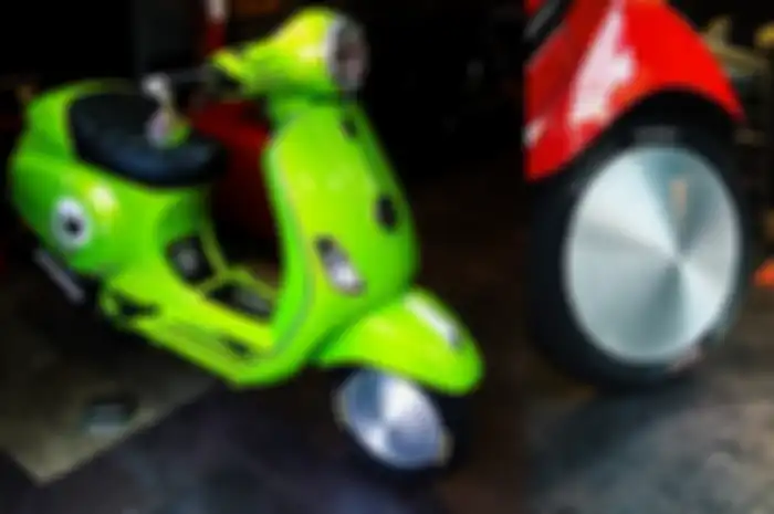 Modifikasi Vespa matic tambah keren pasang dop pelek Mooneyes, harganya cuma segini.