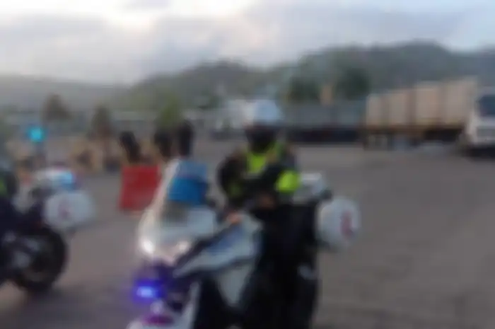 Jelang ajang balap internasional WorldSBK Indonesia 2021, trailer logistik berdatangan di sirkuit Mandalika, Lombok, NTB.