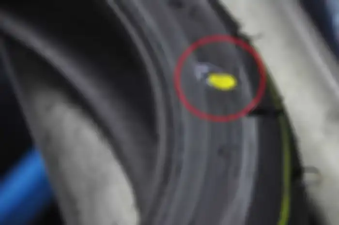 Ada tanda titik kuning di dinding ban motor ternyata bukan keciprat cat, ada maksudnya loh!