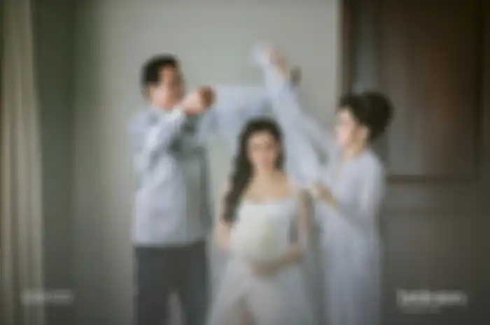 Dalam foto lainnya, Hardi Iskandar terlihat membantu Jedar mengenakan veil sebelum memasuki tempat acara pernikahan. 