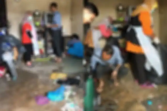 Tetangga bekerja sama membersihkan rumah keluarga ini