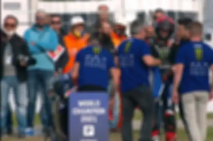 Murid Valentino Rossi, Francesco Bagnaia terjatuh, Fabio Quartararo merayakan juara dunia di MotoGP Emilia Romagna 2021.
