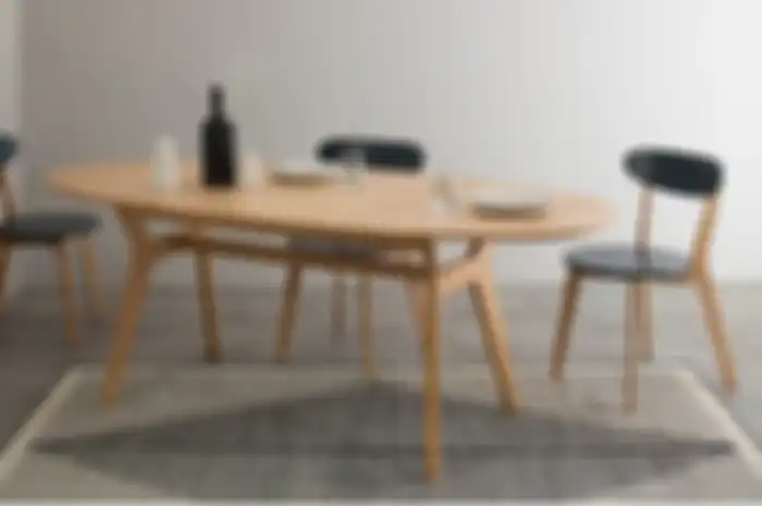 Meja makan oval. Salah satu penerapan Feng Shui untuk datangkan energi baik. 