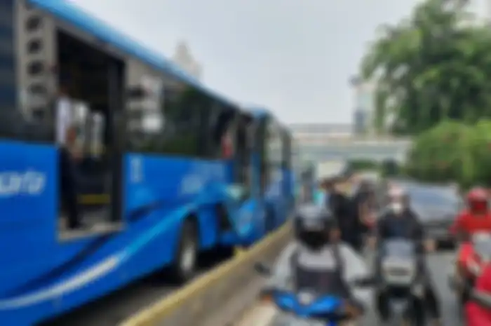 Foto bagian dalam bus TransJakarta yang terlibat kecelakaan beredar di media sosial. Dari foto itu, ruangan pengemudi hancur berantakan.