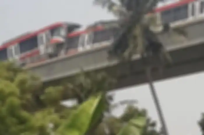 Setelah peristiwa dua bus TransJakarta yang bertubrukan di halte Cawang, kini Kereta Lintas Rel Terpadu (LRT) Jabodebek tabrakan.