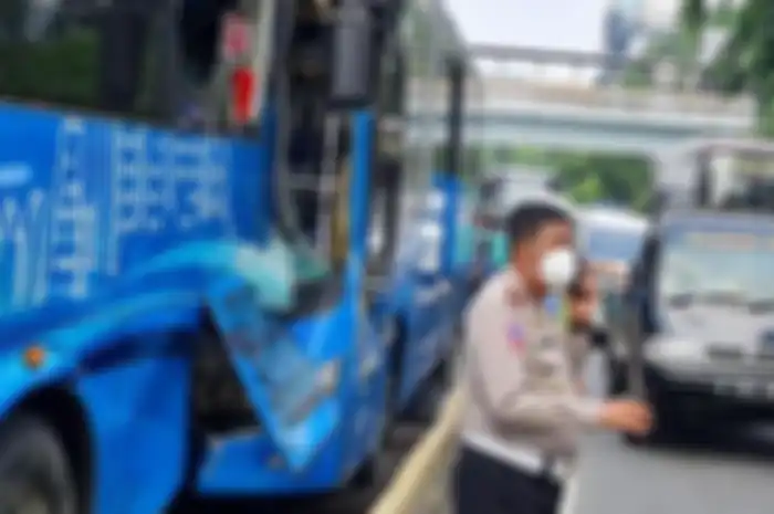 Foto sopir bus TransJakarta yang meninggal karena terjepit stang kemudi tersebar luas di media sosial. Terungkap fakta mengejutkan di baliknya.
