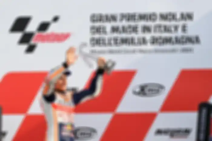Seneng banget, Marc Marquez akhirnya berhasil taklukan sirkuit kanan di seri MotoGP Emilia Romagna 2021.