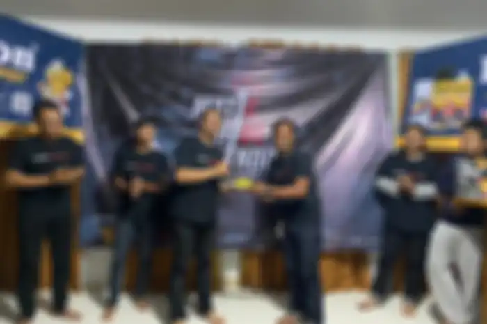 Andhika Hadi Saputra (kiri) selaku founder MRI menerima potongan nasi tumpeng dari Dede Kurniawan (kanan) selaku ketua umum baru MaticRideIndo