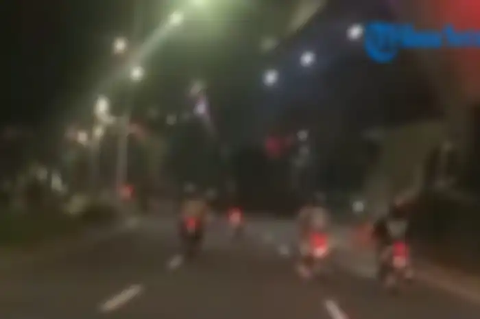 Viral, video Polisi mengejar para pelaku balap liar, penonton sampai pembalapnya kocar-kacir melarikan diri.