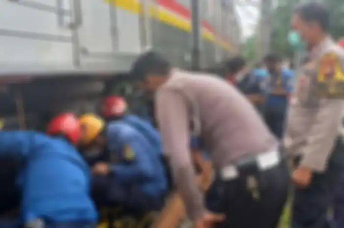 Sebuah motor ditabrak KRL sampai masuk ke kolong di Tanah Abang, Jakarta Pusat, begini kondisi pengendara motor.