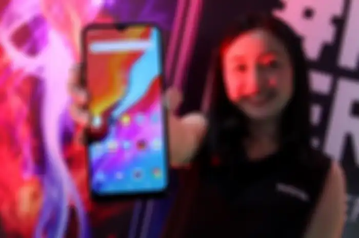 Ilustrasi HP Infinix di genggaman model