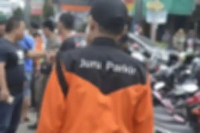 Ilustrasi. Jangan sampai salah, begini cara bedain tukang parkir resmi dan tukang parkir liar, pemotor wajib tahu nih.