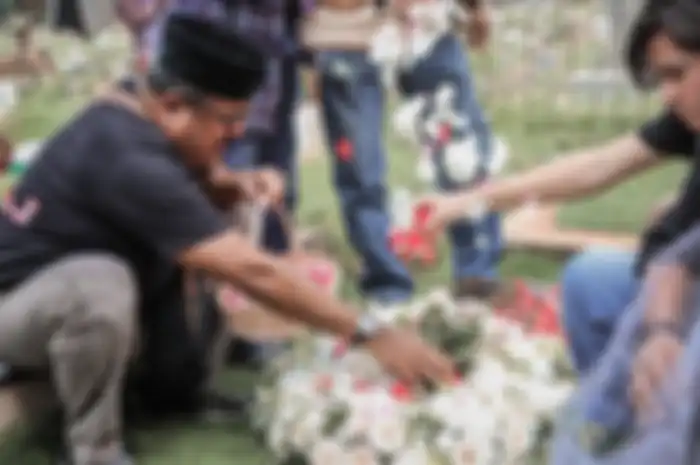 Foto bintang sinetron Si Doel Anak Sekolahan yang meninggal dunia di puncak kejayaannya ini selalu terpatri di hati. 