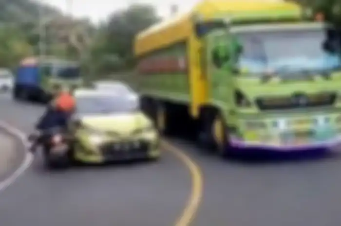 Pemotor bisa kehilangan nyawa di jalan, intip trik aman menyalip kendaraan yang benar.
