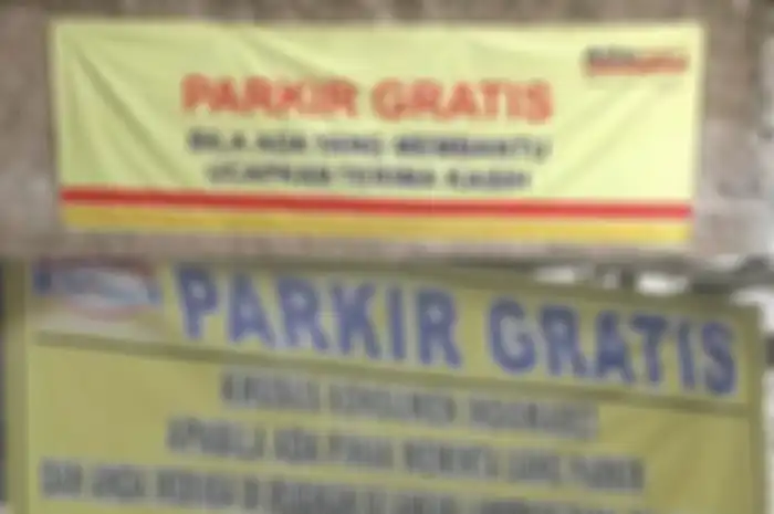 Spanduk parkir gratis di Alfamart dan Indomaret bikin heboh.