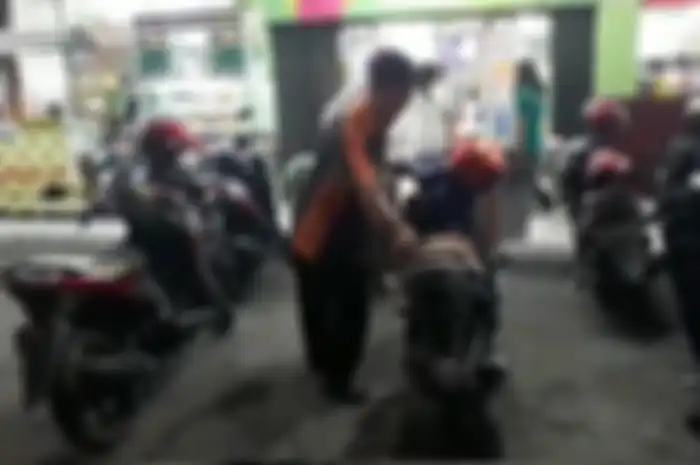 Viral Minimarket Pasang Spanduk Parkir Gratis,  Ini Nih Juru Parkir Gak Resmi yang Servisnya Patut Dicontoh