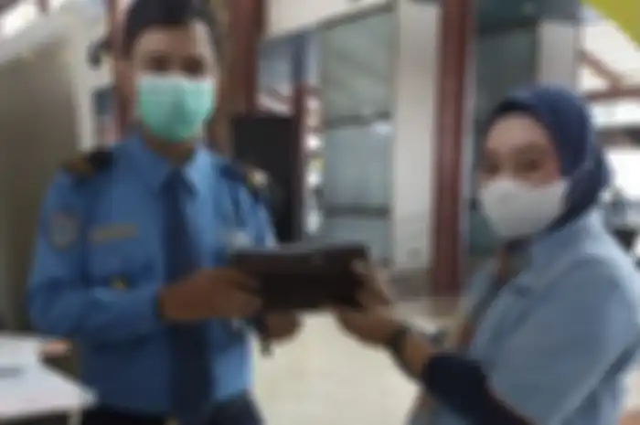 Foto tampang Halimah viral di media sosial. Petugas cleaning service ini kebanjiran penghargaan usai menyerahkan cek senilai Rp 35,6 miliar. 