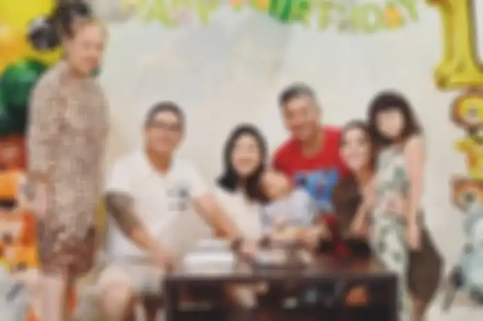 Sekalipun diunggah di akun Nicholas Oliver, foto Gisel bareng Gading tetap mendapatkan sorotan dari netizen. Begini katanya.