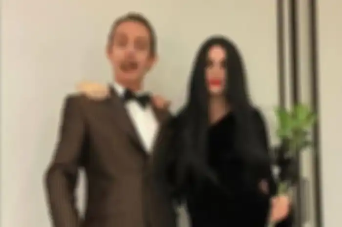 Hiii serem, begini dandanan pembalap tim Petronas Yamaha SRT, Valentino Rossi dalam merayakan Halloween.