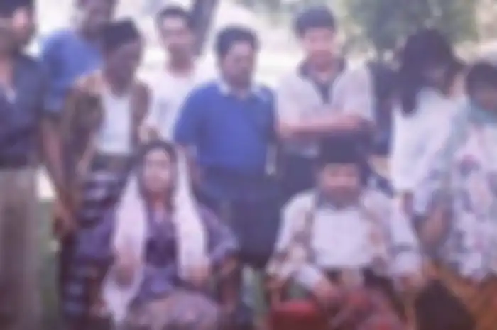 Rupanya pemeran Babeh Sabeni ini pernah ngamuk di sela syuting Sinetron Si Doel Anak Sekolahan. Rano Karno ungkap fakta mengejutkan.