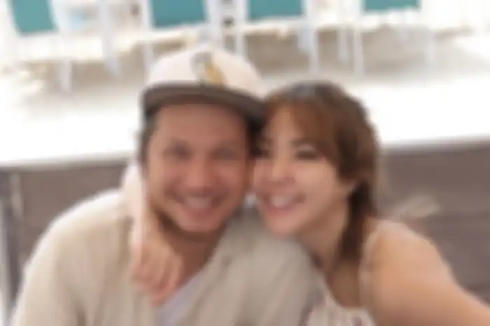 Dalam foto itu seolah Gisel tak ingin kehilangan papa Gempi. Tentu saja, foto Gisel menuai komentar netizen. 