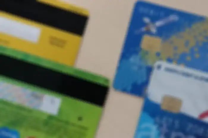 Ilustrasi kartu ATM magnetic stripes (kiri) yang akan diblokir bank.