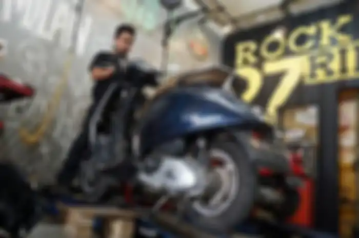 Ilustrasi. Motor Vespa modern atau Vespa matic mendadak brebet, bisa jadi komponen ini penyebab masalahnya bro.