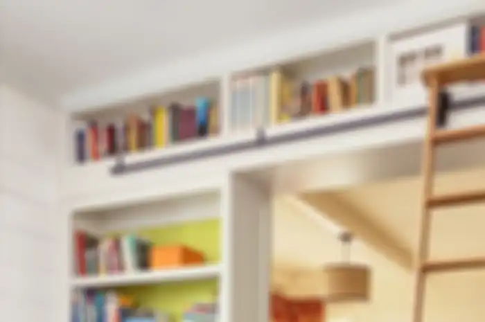 Ilustrasi rak buku di atas pintu