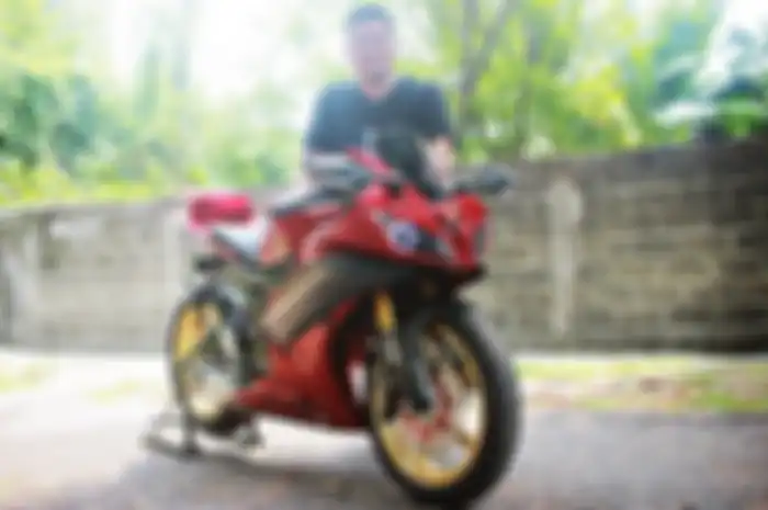 Ikhwan dan Yamaha R15 V2 modifikasi Dika Modified